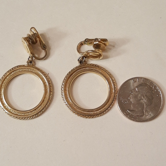 Vintage Gold-toned Hoop Clip Earrings - Picture 3 of 5